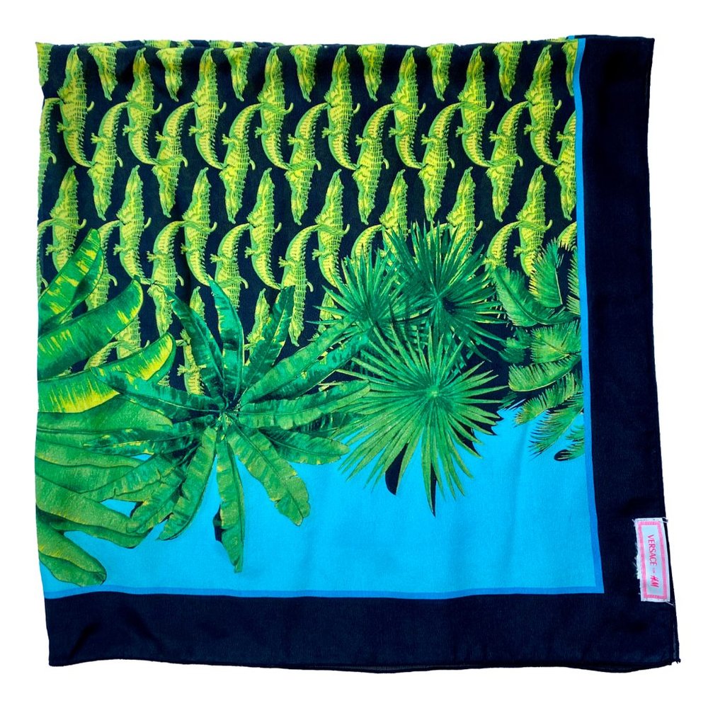♦️SOLD♦️ VERSACE x H&M Crocodile Print Silk Square - Picture 4 of 11